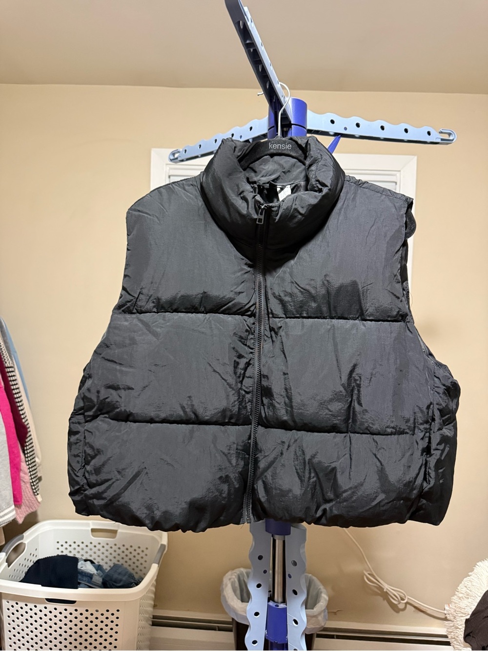 NWOT H&M Size XXL Black Cropped Puffer Vest